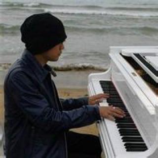 弹钢琴男生图片唯美图片(4)