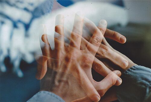 男女朋友牵手的照片 情侣手牵手图片唯美意境(4)