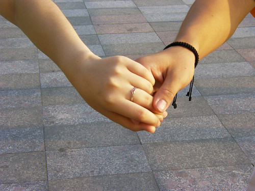 男女朋友牵手的照片 情侣手牵手图片唯美意境(7)