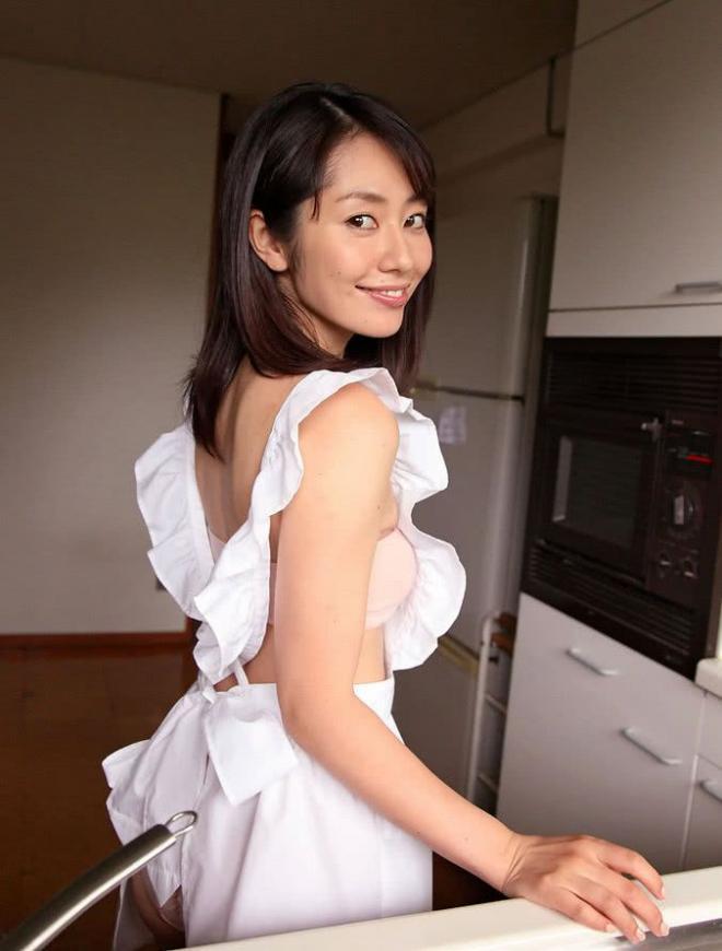 日本女星谷桃子围裙做饭图片 被撩动了(3)