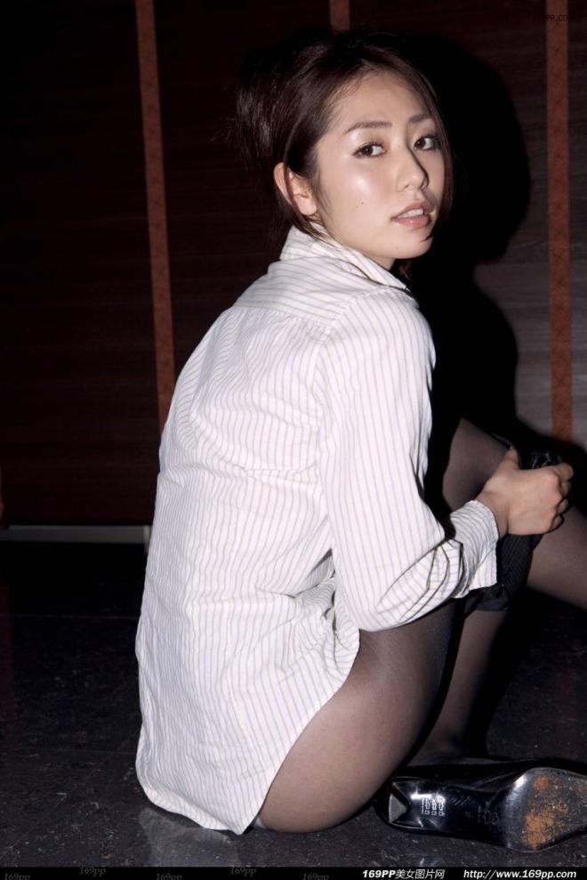 日本女星谷桃子性感空姐装写真图片 极致诱惑