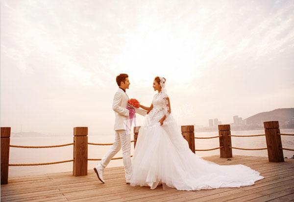 夕阳与海的唯美浪漫主题婚纱照图片欣赏(2)