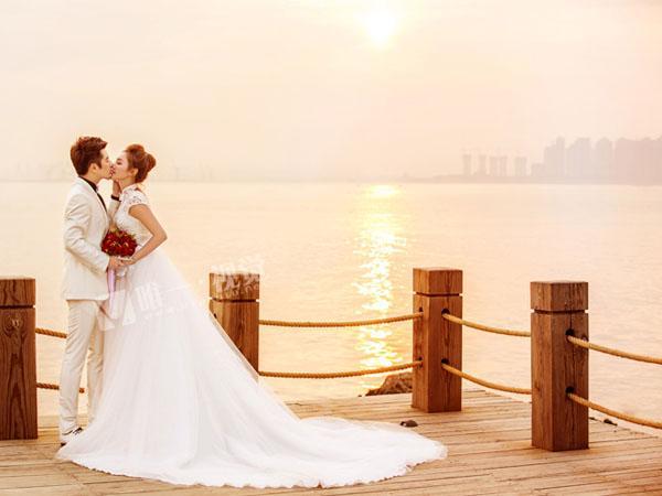 夕阳与海的唯美浪漫主题婚纱照图片欣赏(4)