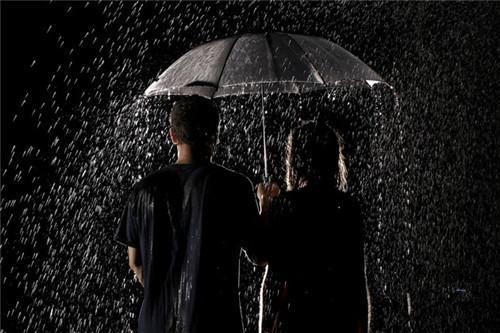 雨中撑伞情侣图片_一起漫步在下雨天(2)