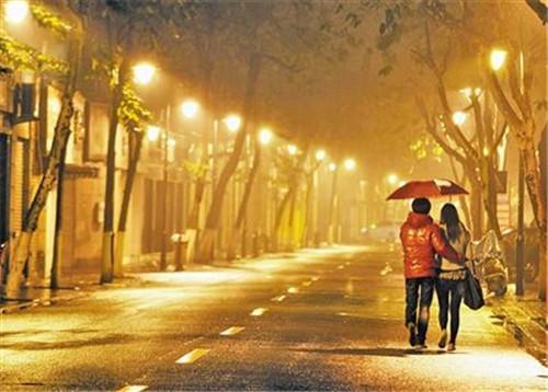 雨中撑伞情侣图片_一起漫步在下雨天(3)