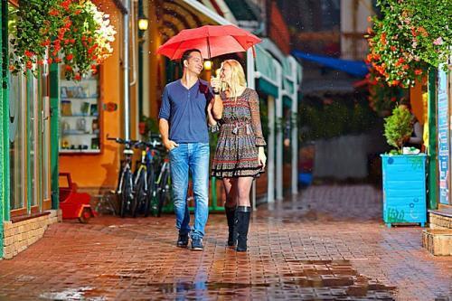 雨中撑伞情侣图片_一起漫步在下雨天(4)