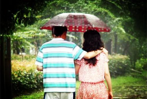 雨中撑伞情侣图片_一起漫步在下雨天(5)