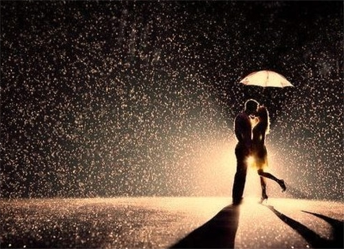 雨中撑伞情侣图片_一起漫步在下雨天(7)