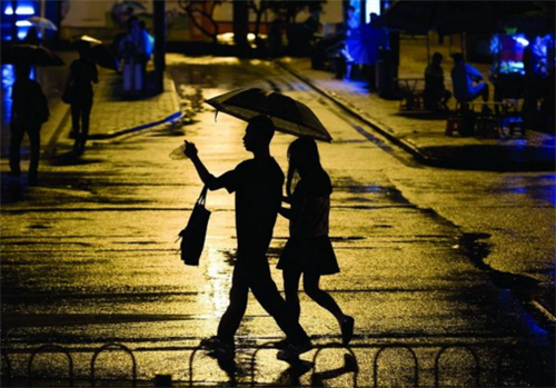 雨中撑伞情侣图片_一起漫步在下雨天(8)