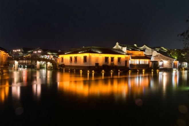 灯火阑珊的浙江小城市乌镇唯美夜景图片