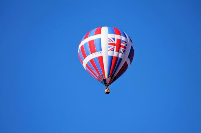 飘荡在高空中的热气球图片(2)