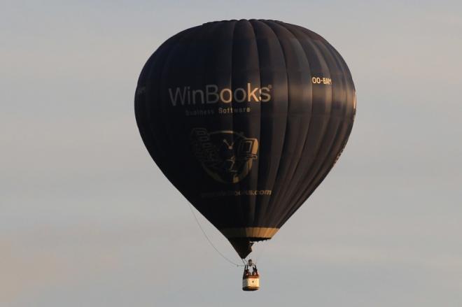 飘荡在高空中的热气球图片