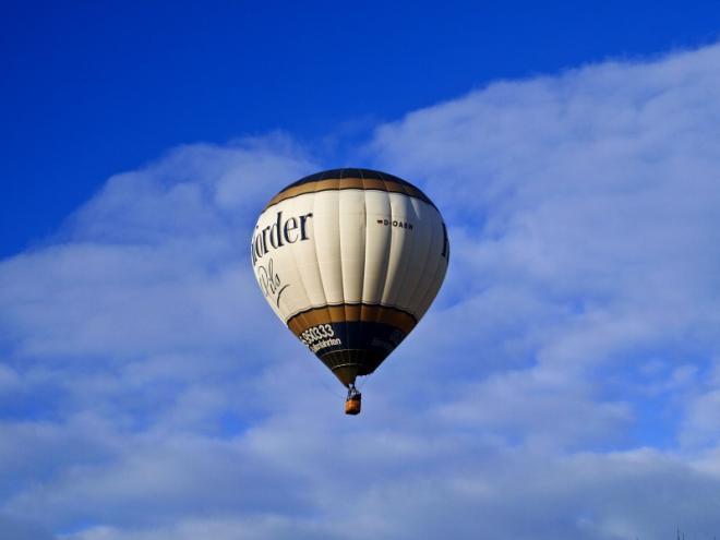 飘荡在高空中的热气球图片(4)