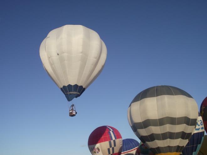 空中美丽的五颜六色热气球图片(7)