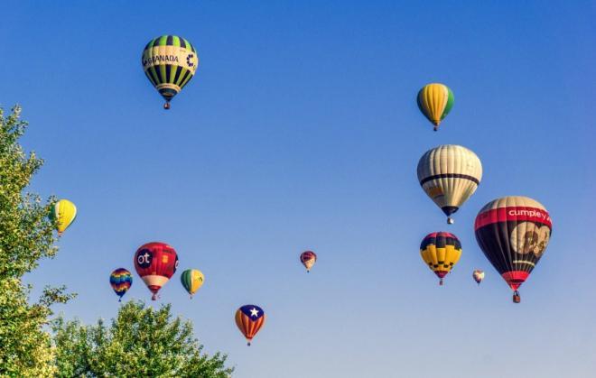 空中美丽的五颜六色热气球图片(10)