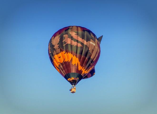 空中美丽的五颜六色热气球图片(12)