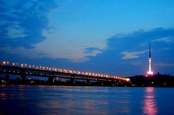 武汉长江大桥夜景图片，人不会在狂欢里变得强大
