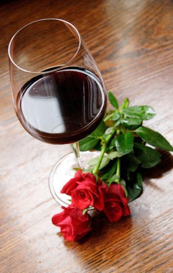 红酒与玫瑰花图片，你周围的人会根据你的收入对待你的父母和你的孩子！
