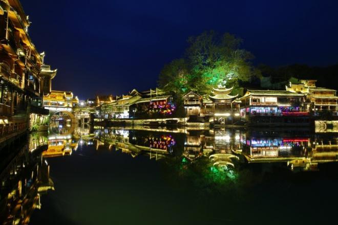 湖南凤凰古城夜景图片，能力够的是门，能力不够的是槛 第1页