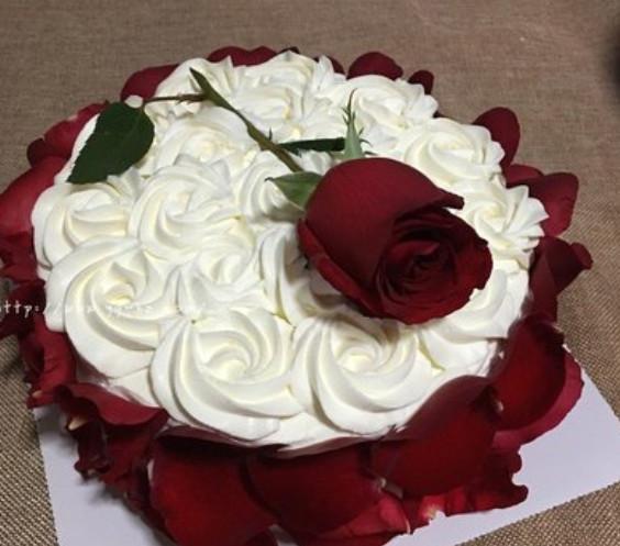 玫瑰花水果蛋糕图片，你便是播下了高兴的种子，就会收成一颗高兴的心