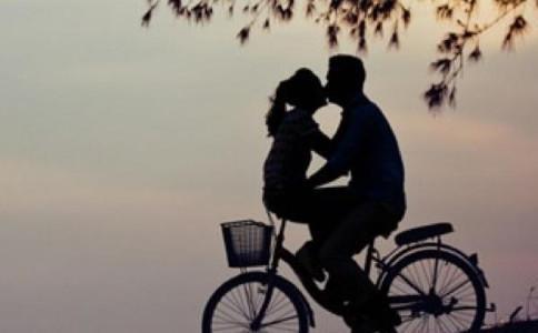 浪漫自行车情侣图片 人生路上过客很多