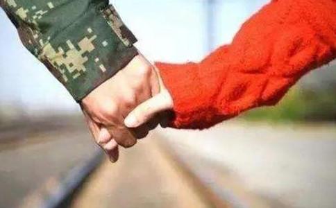 军人牵手爱情图片 初恋，应该是年轻人的话题
