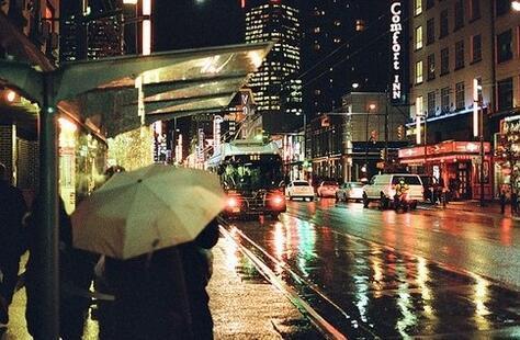 雨夜城市唯美意境风景图片