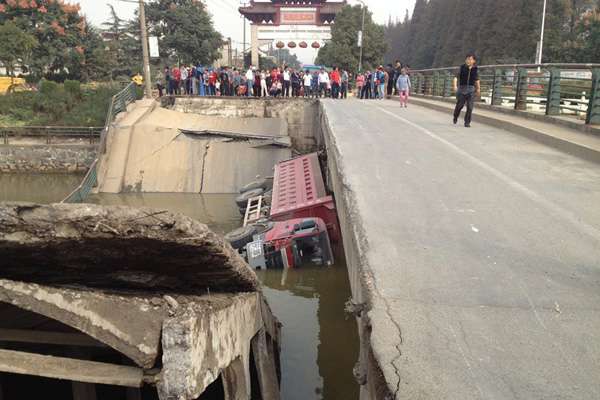 江苏丹阳大桥坍毁不单是货车超载的主要原因