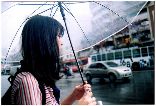雨中打伞女孩背影图片(3)