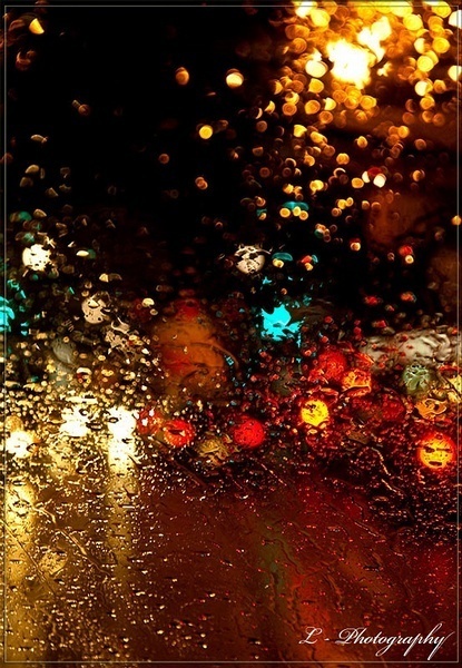 灰蒙蒙的下雨图片