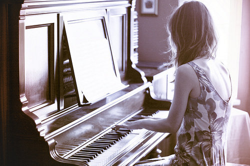 弹钢琴图片大全唯美