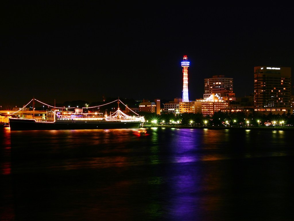 水上城市夜景图片素材