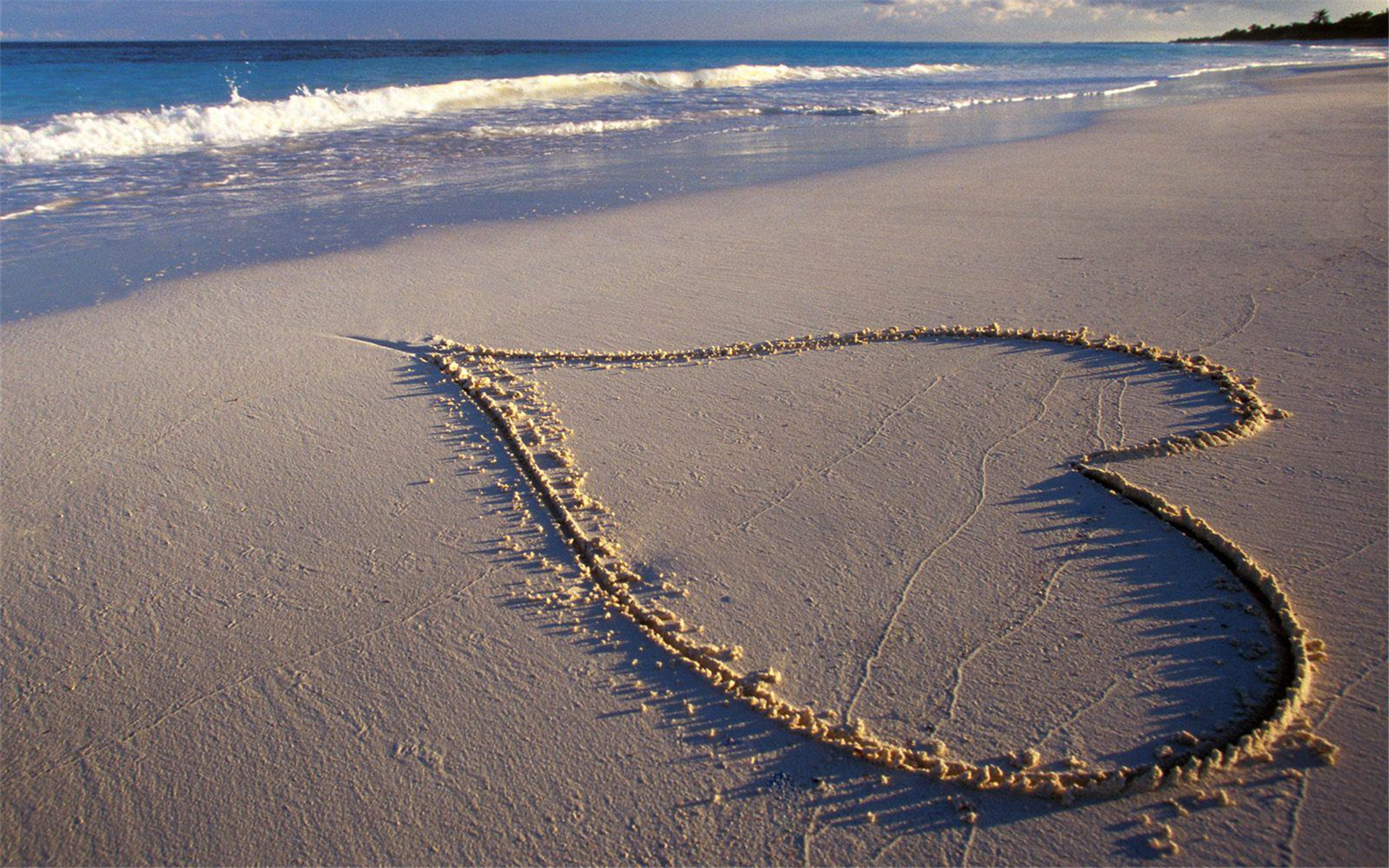 幸福情侣海边唯美浪漫壁纸