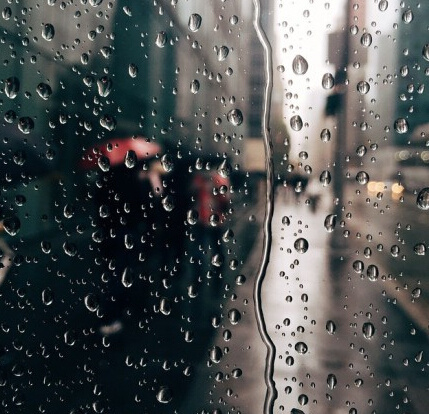 窗外的雨下的那么认真 窗外雨天伤感图片唯美