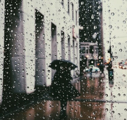 窗外的雨下的那么认真 窗外雨天伤感图片唯美(3)