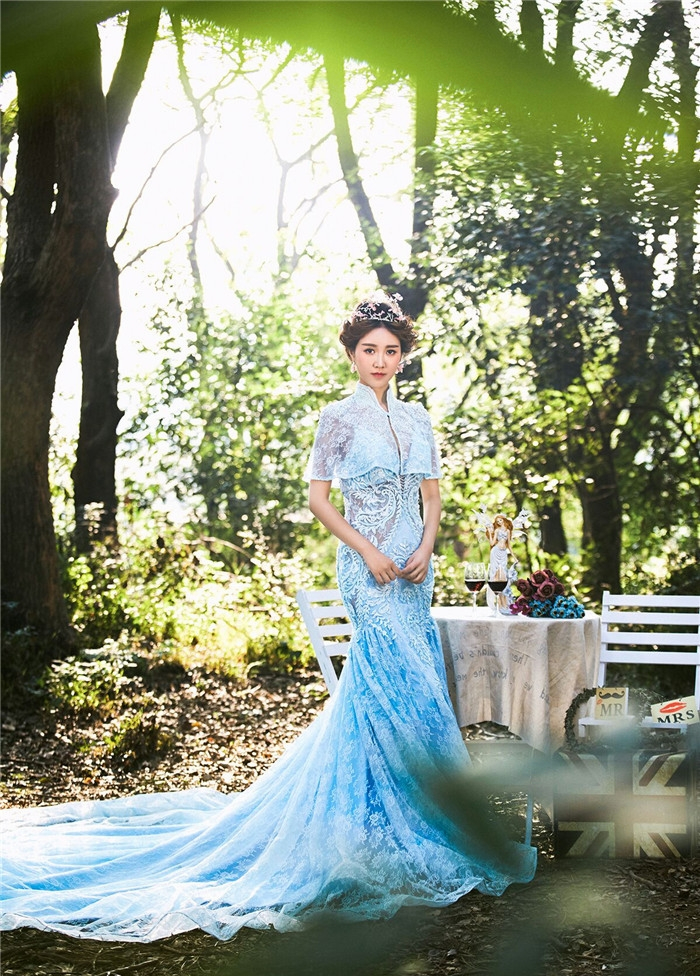 森林深处的浪漫 蓝色婚纱照图片(4)