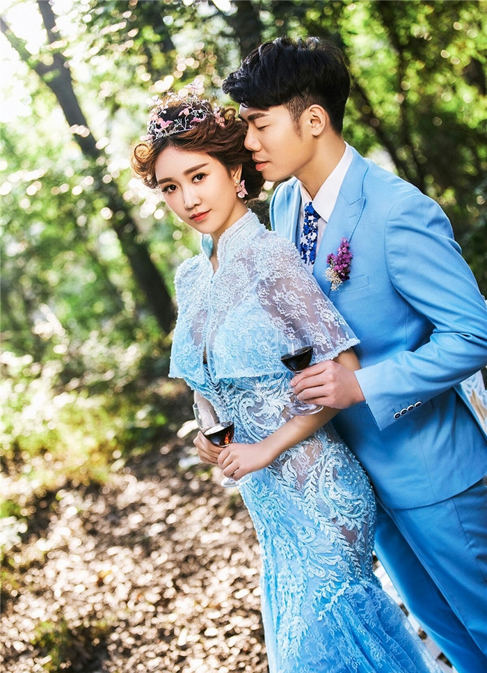 森林深处的浪漫 蓝色婚纱照图片(6)