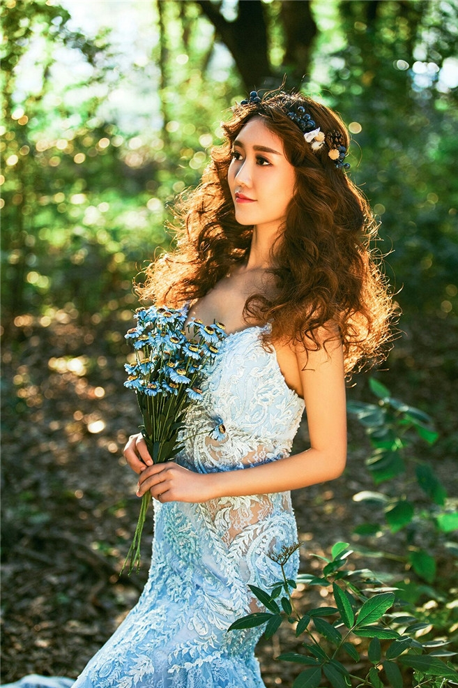 森林深处的浪漫 蓝色婚纱照图片(7)