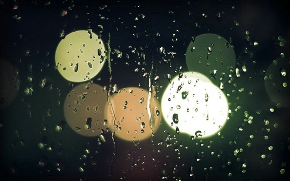 下雨图片素材 窗外雨中朦胧的灯光