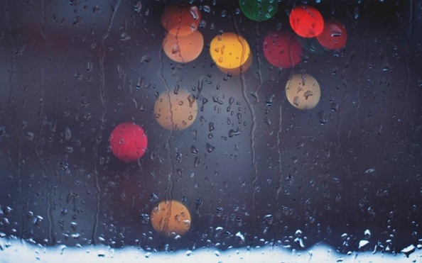 下雨图片素材 窗外雨中朦胧的灯光