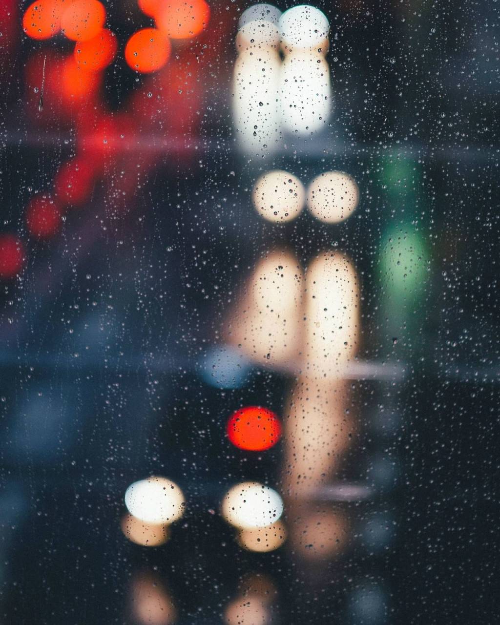 雨天图片唯美打伞 被雨困住的城市(5)