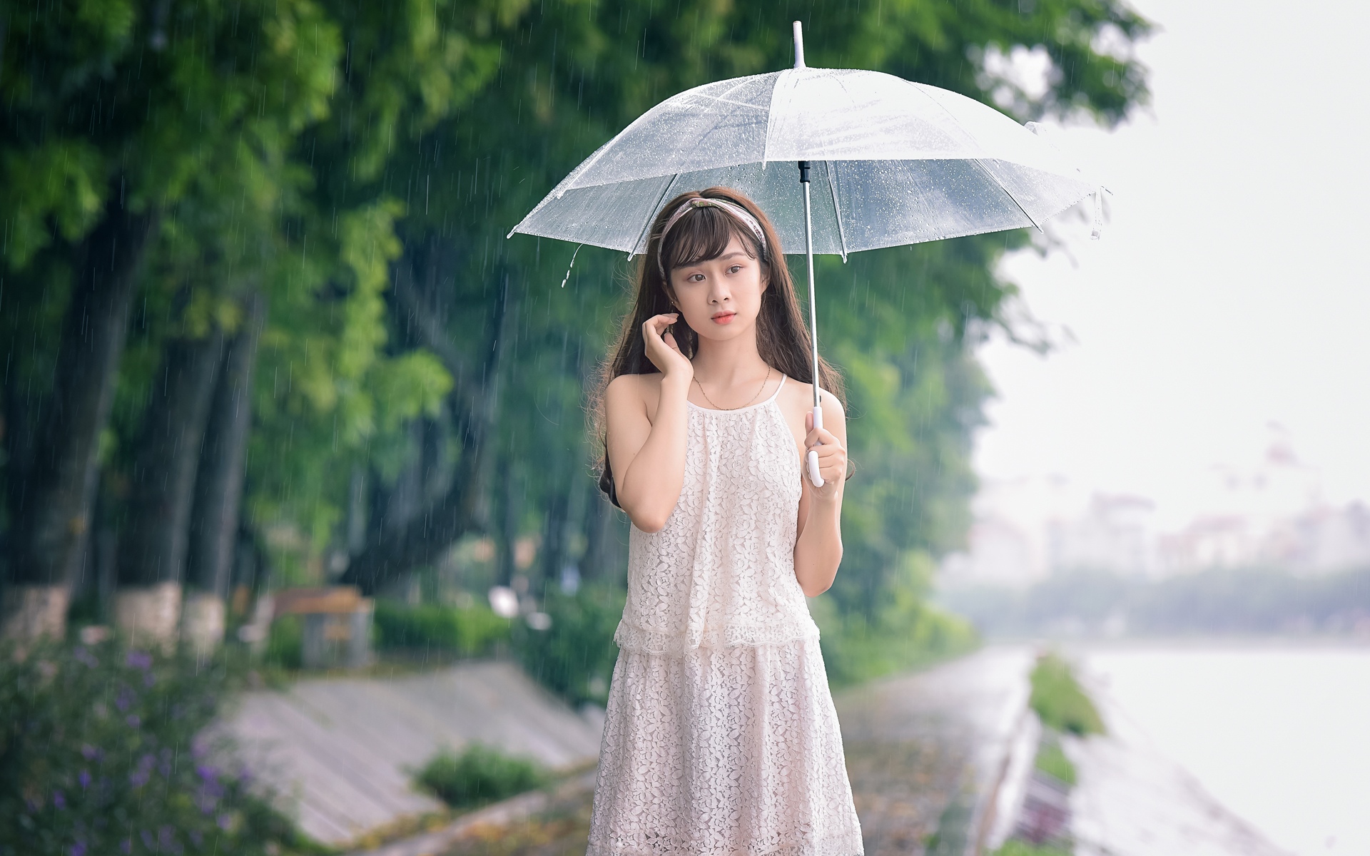 下雨一个人打伞的图片 下雨一个人孤单的图片