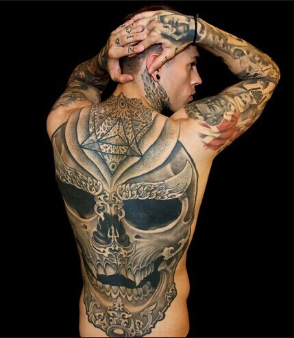 欧美男模背部纹身图片