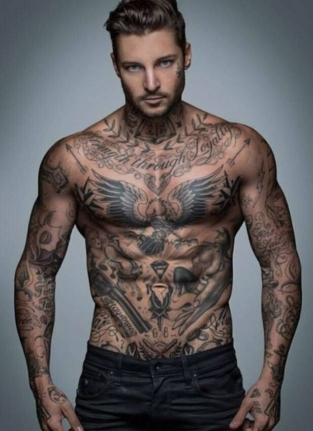 欧美型男个性纹身图片