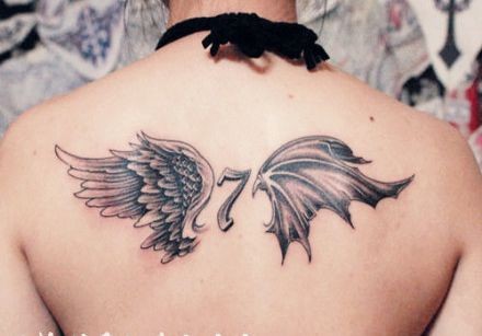女生背部漂亮翅膀纹身图案大全