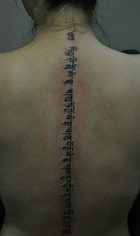 女士背部脊椎个性藏文纹身图案