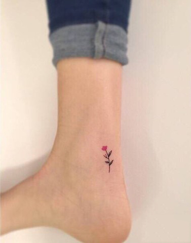 女生的脚踝纹身花朵图片