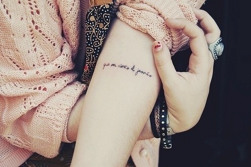 女生手臂上唯美的英文字母纹身图案