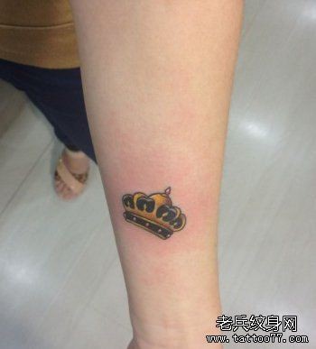 女孩子手臂彩色小皇冠纹身图片