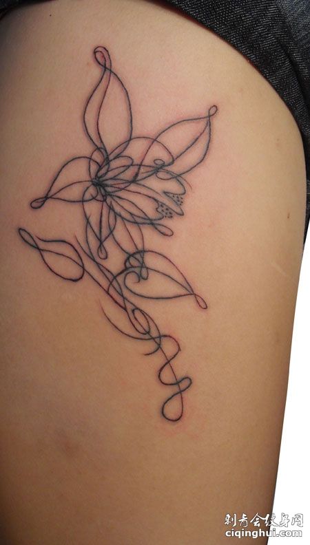 腿部创意线条花朵纹身图案